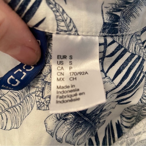 💥5/$25 Divided men’s  white tropical‎ button up shirt in size small - Picture 6 of 7